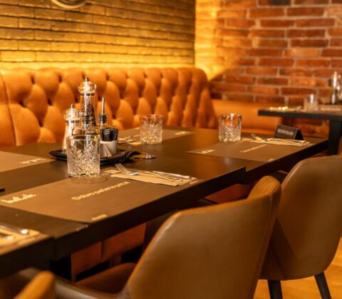 Een stijlvolle witte houten eettafel in een lichte, moderne woonkamer met decoratieve elementen.