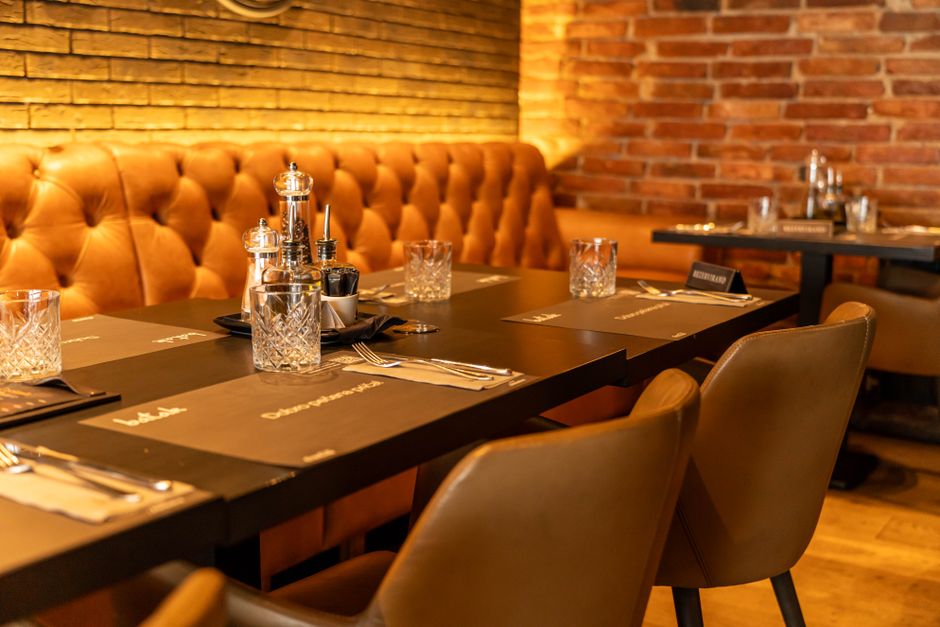 Een stijlvolle witte houten eettafel in een lichte, moderne woonkamer met decoratieve elementen.