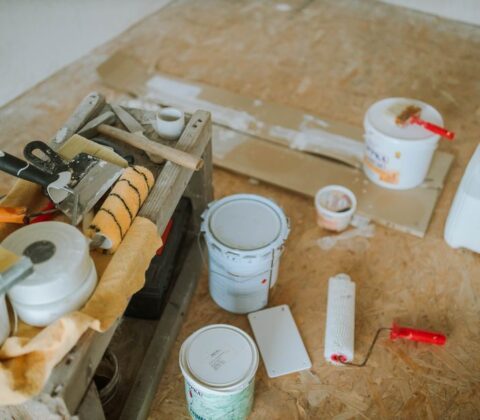 Een expert herstelt een beschadigde vloer in een woning met aandacht voor detail en kwaliteit.