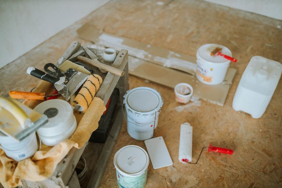 Een expert herstelt een beschadigde vloer in een woning met aandacht voor detail en kwaliteit.