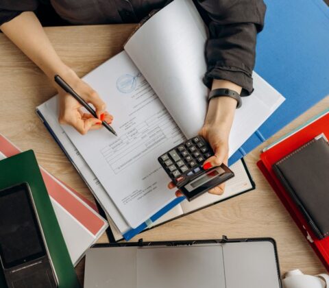 Een IT-ondernemer die digitale tools gebruikt voor efficiënt uitgavenbeheer en financiële controle.