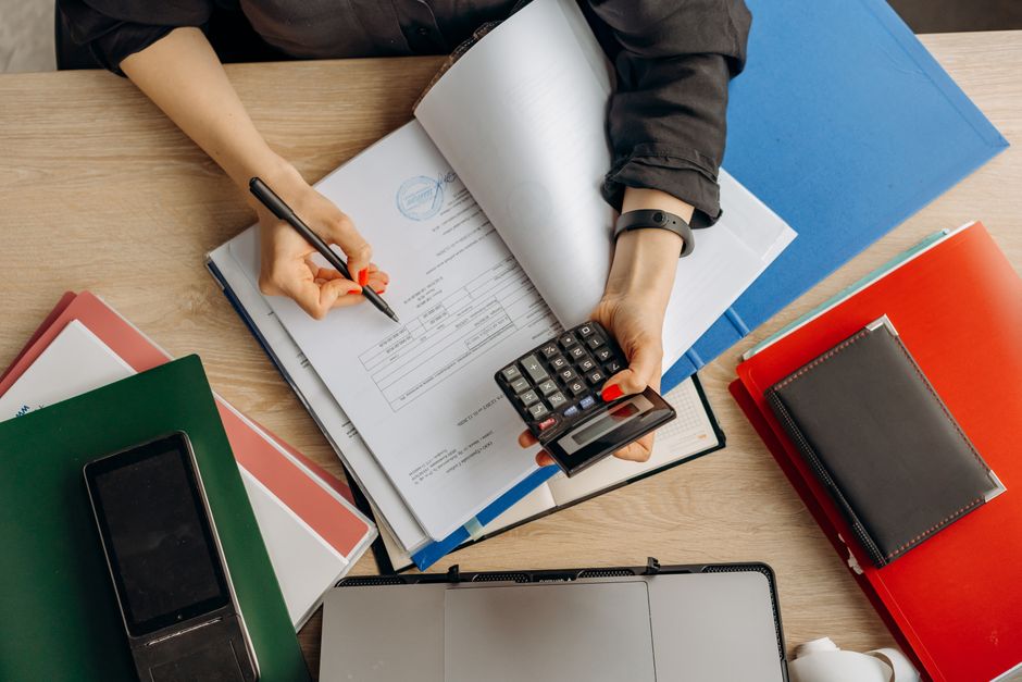 Een IT-ondernemer die digitale tools gebruikt voor efficiënt uitgavenbeheer en financiële controle.